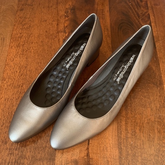 NWT Walking Cradles Shoes 10.5 Narrow - Picture 1 of 10